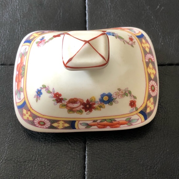 VINTAGE CHINA TEA SET, CUPS, SAUCERS, AND TEA POT. - Picture 5 of 7